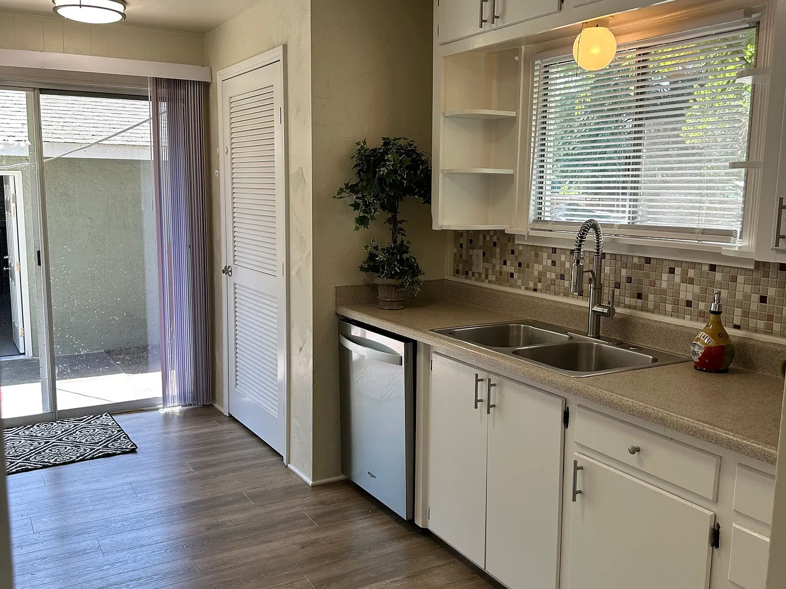 3 bed, 949 sqft, $1,747 — Photo 2