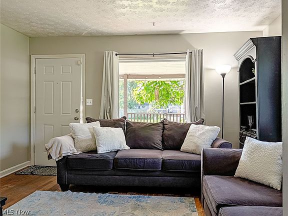 5th image of 417 Douglas St NE
