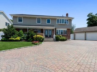 15 Country Ct, Farmingdale, NY 11735