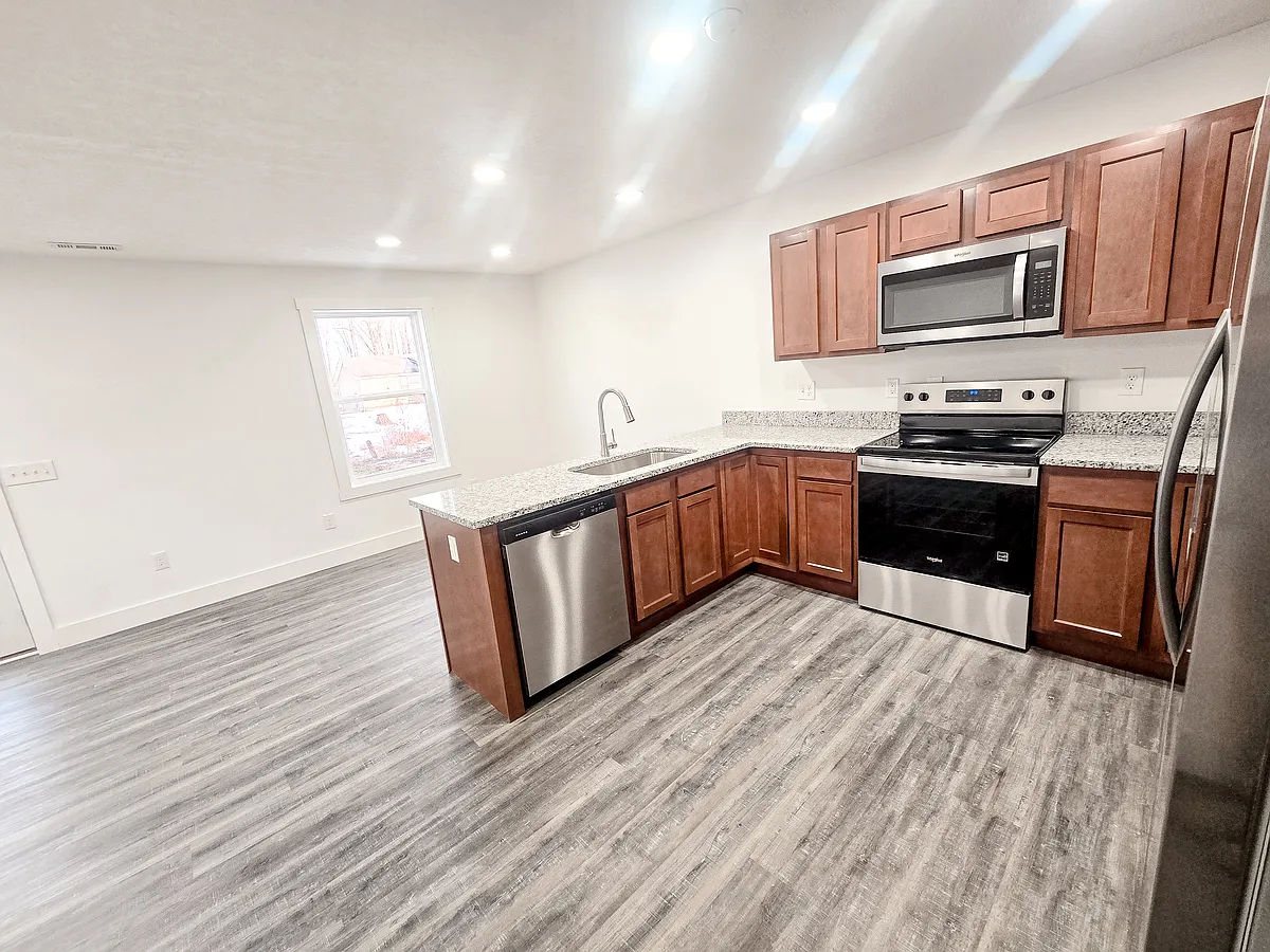 Building Photo - 124 Ivy Trce #B
