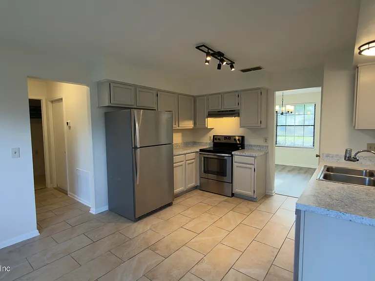 7914 Longshadow Ct — Photo 3