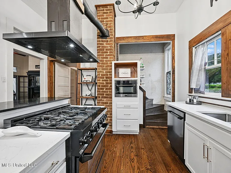 102 W Myrtle St — Photo 15