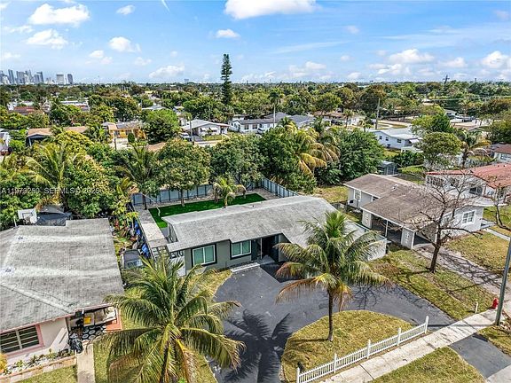 4th image of 630 SW 28th Dr #0
