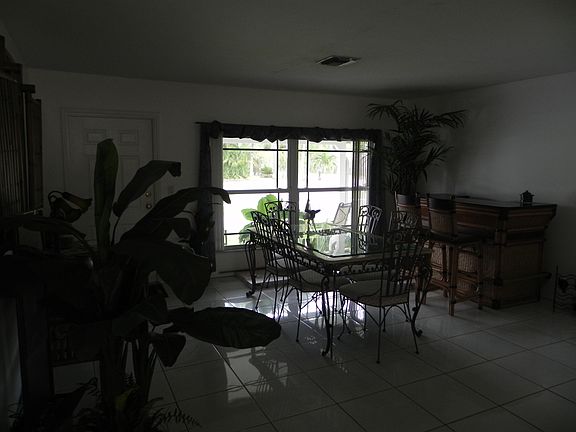 4th image of 900 SE 13th St
