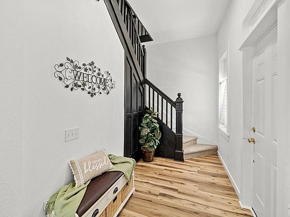 3rd image of 919 W 13th St