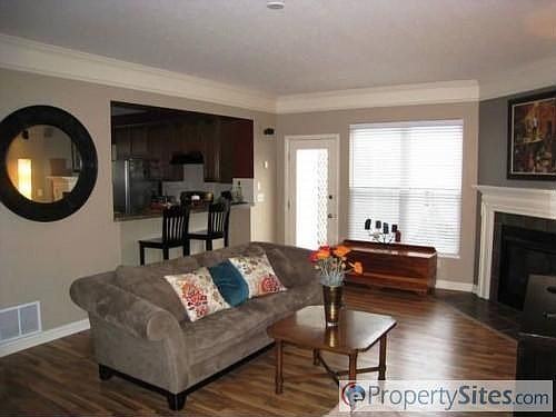 3rd image of 1217 Bluffway Dr