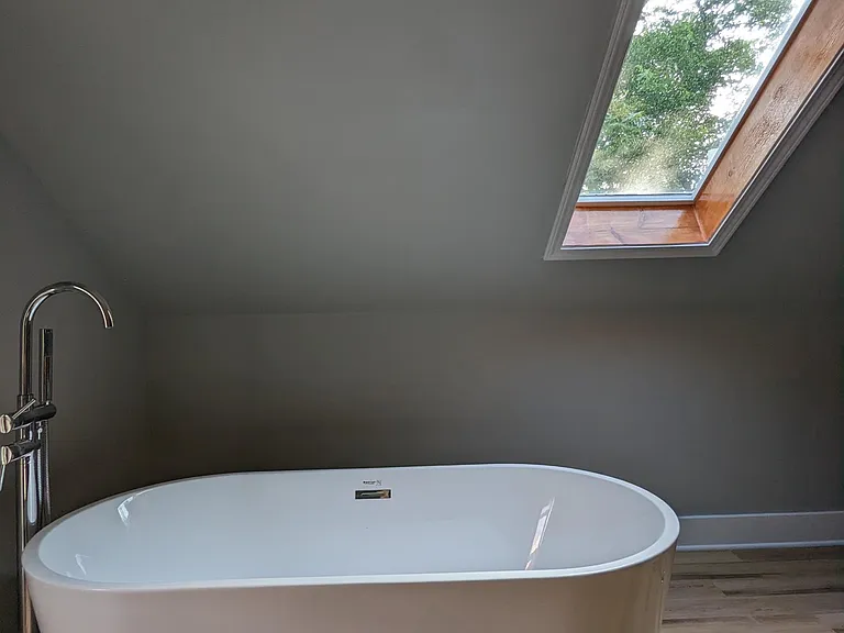 Standalone tub with skylight