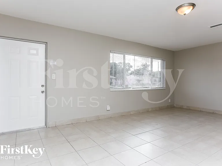 2441 NW 182nd Ter — Photo 4
