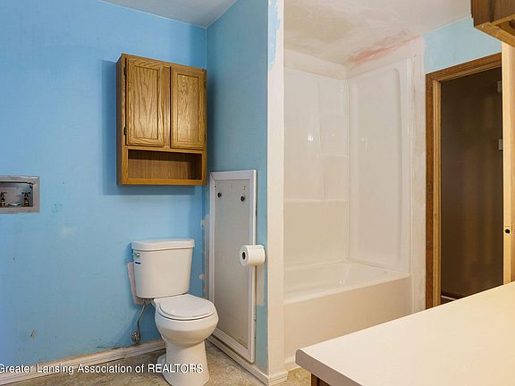 4th image of 303 S Shiawassee St