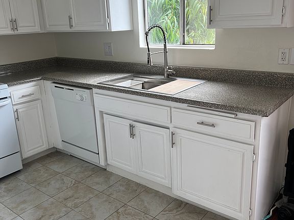 4th image of 5544 Yolanda Ave APT 202