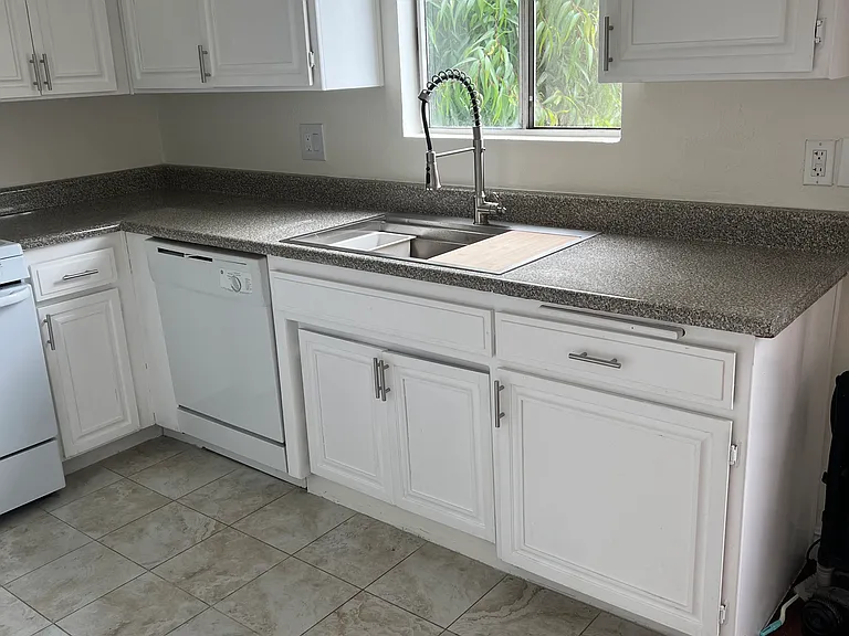 5544 Yolanda Ave #202 — Photo 4