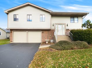 2318 Stepstone Ln, Hanover Park, IL 60133