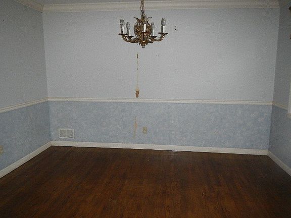 4th image of 2406 Camelot Dr