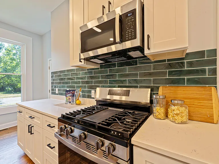150 N Oak St — Photo 14