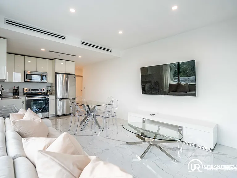 8425 Crespi Blvd #304 — Photo 30
