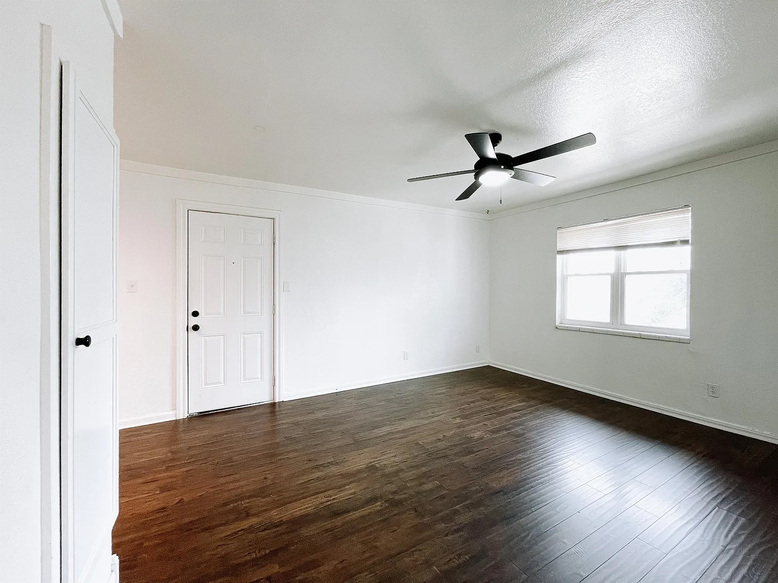 1714 N Lindsay Ave - 6 — Photo 2