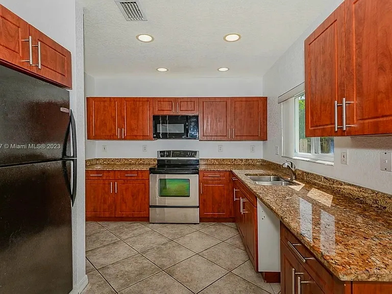 207 NE 4th Ct — Photo 8