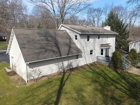 4th image of 32 Forest Glen Dr