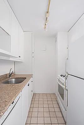 4th image of 77 7th Ave APT 18T