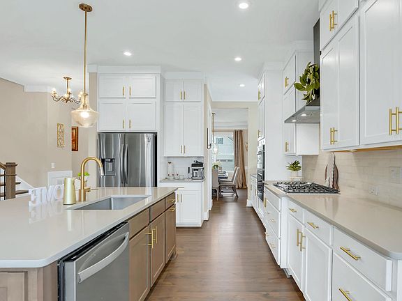 5th image of 301 Silent Bend Dr