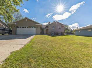 734 Lyndhurst Dr, Janesville, WI 53546