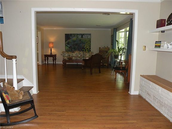 4th image of 848 Stuart Ave