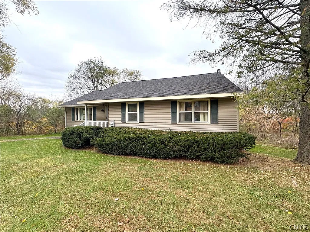 6 bed, 2.5 bath, 2143 sqft, $2,600 — Photo 2