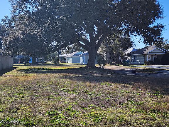 4th image of 627 Hardy Ave