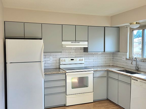 2nd image of 8017 Lexington Park Dr