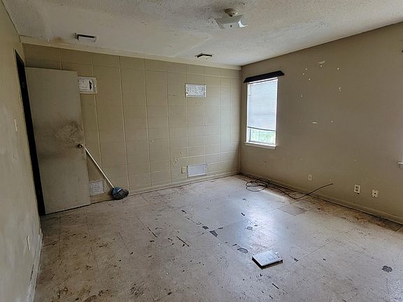 5th image of 2700 Auburn Dr