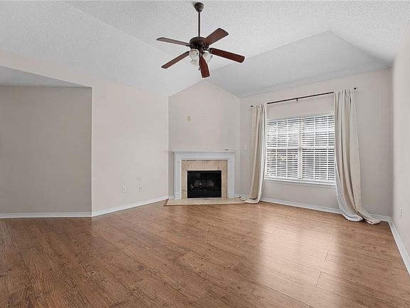 4th image of 836 Willow Pointe Dr E