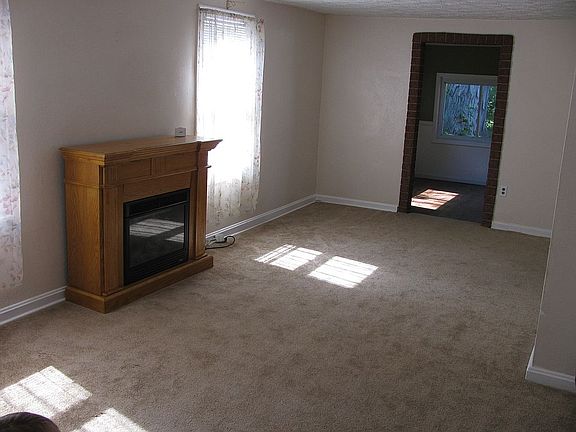 living rm. no fireplace