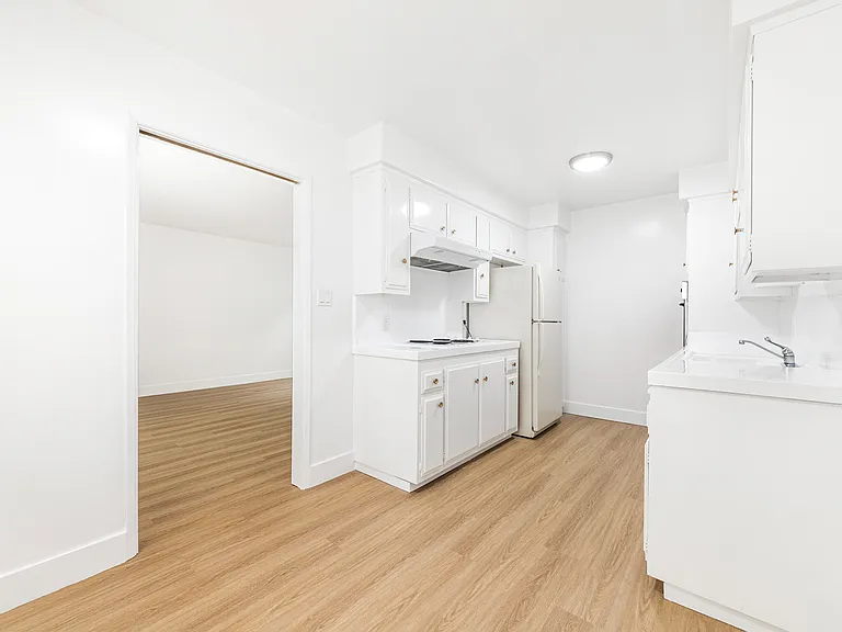 412 W Queen St #6 — Photo 6
