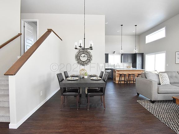 5th image of 1042 Albert Dr W