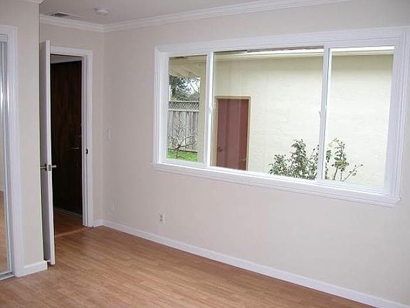 4th image of 1425 Hillsdale Ave