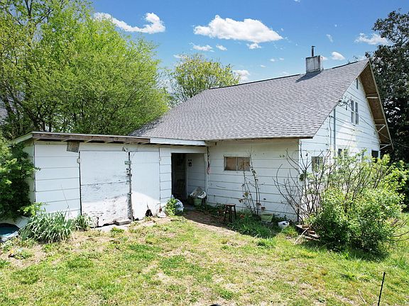 2nd image of 825 Benton Pike NE