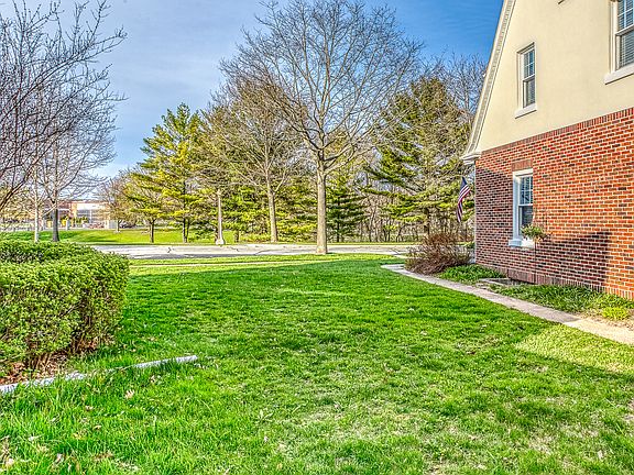 3rd image of 729 W Park Ln