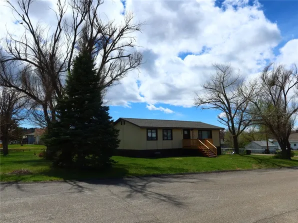 623 3rd St E, Roundup, MT 59072