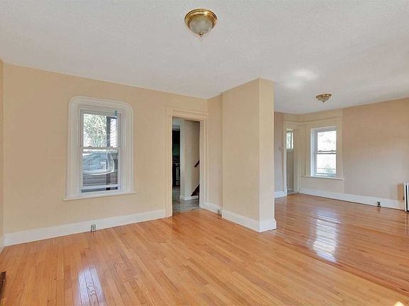 5th image of 44 Roquette Ave