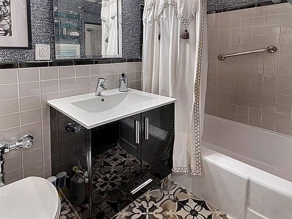 4th image of 110-45 Queens Blvd #619