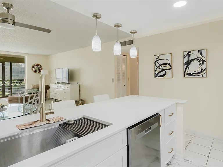 424 SE 10th St #204 — Photo 3