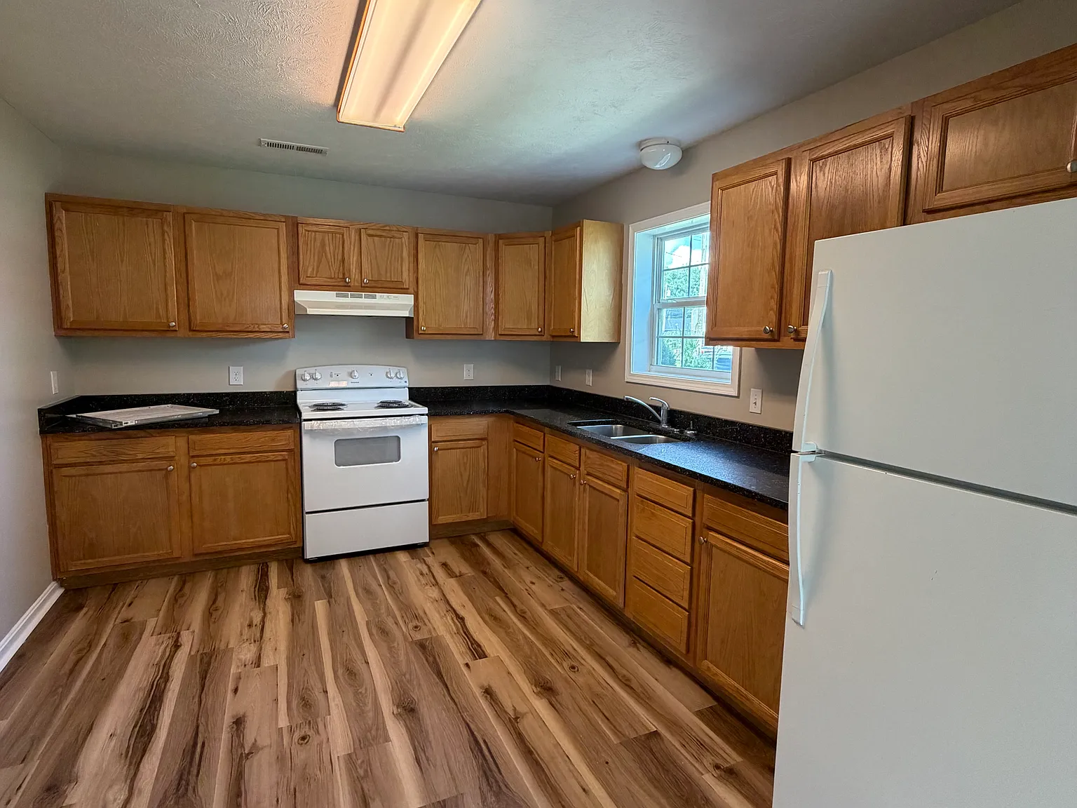 3 bed, 1.5 bath, $1,295 — Photo 3