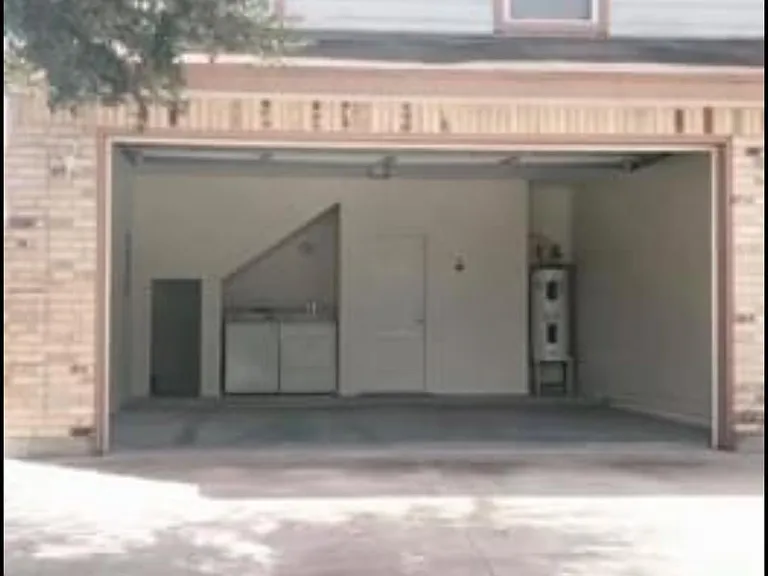 2717 Nassau St — Photo 2