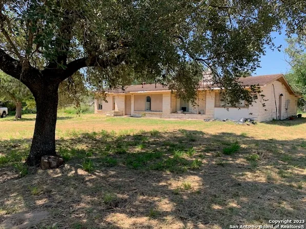 1404 W GOODWIN ST, Pleasanton, TX 78064
