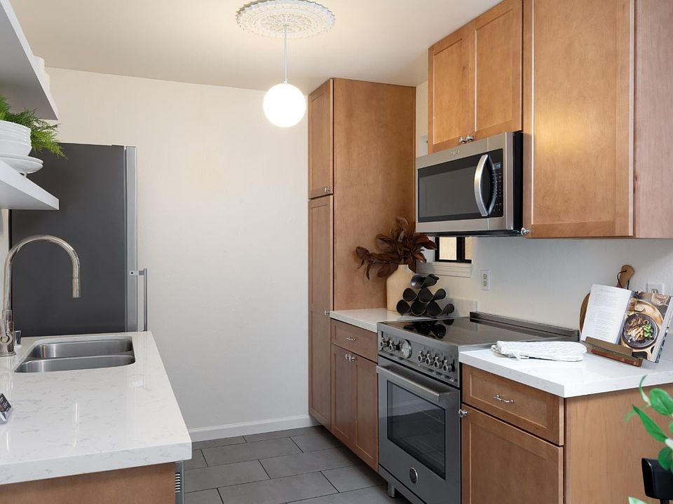 2nd image of 3207 Golden Oaks Ln