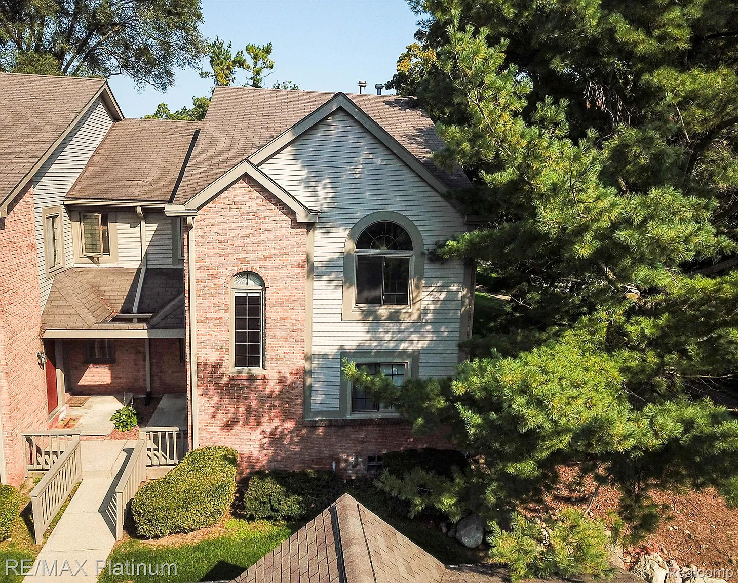 900 Ridge Ct photo 1