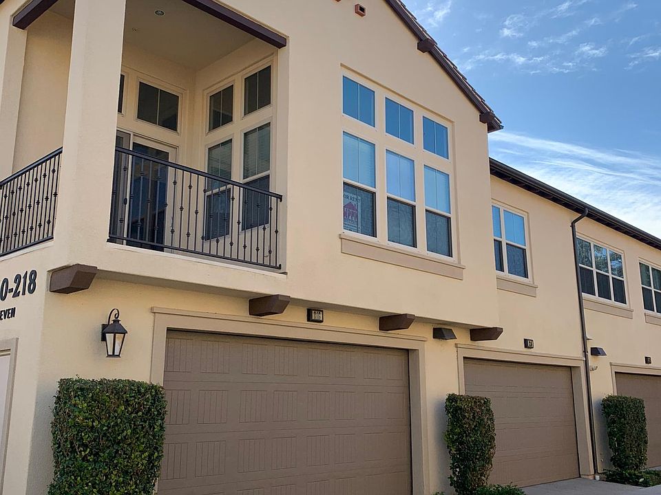 Upper level corner patio