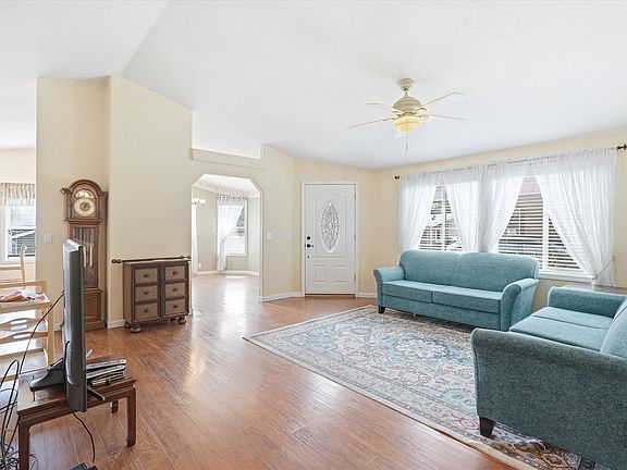 5th image of 156 NW Wrightwood Cir