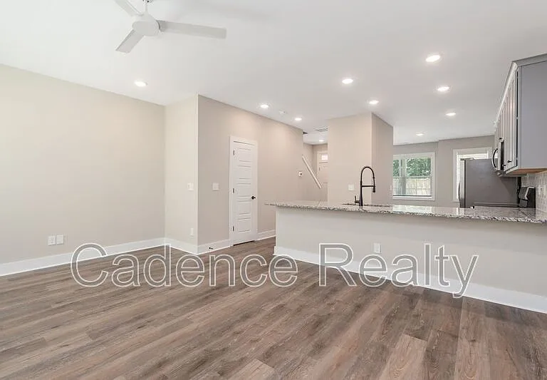 1709 Perimeter Loop — Photo 8