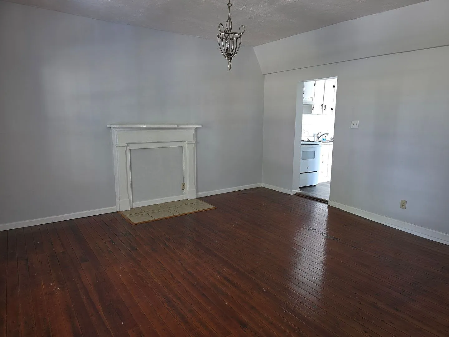 For Rent - 3 Bedroom, 1.5 Bath Duplex — Photo 3